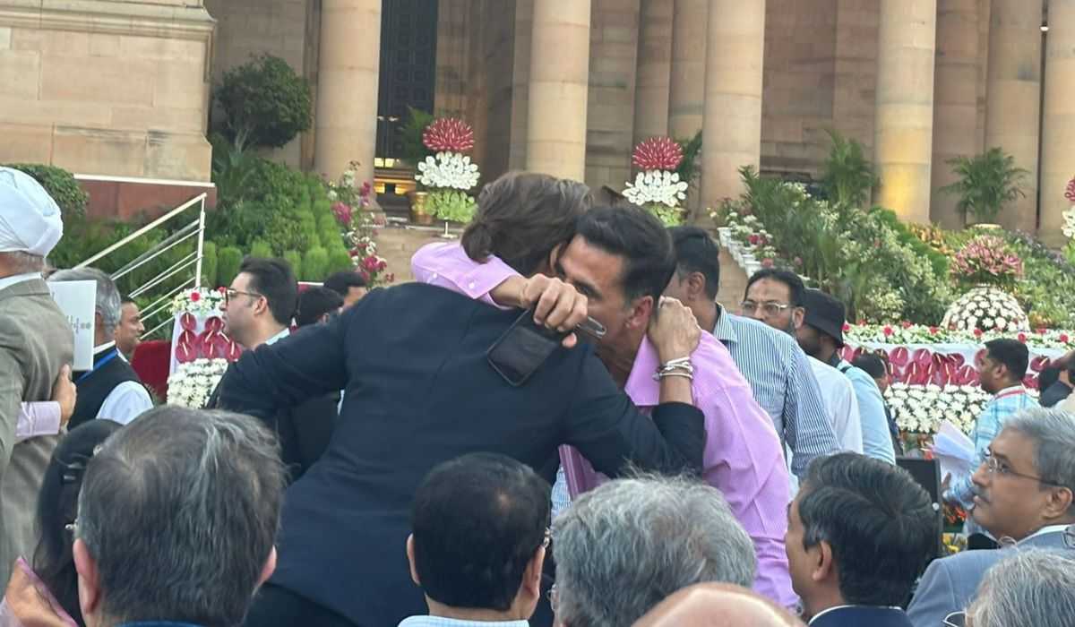 Shah Rukh Khan Sharing A Warm Hug With Akshay Kumar At Prime Minister