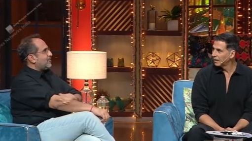 Aanand L Rai scared of Akshay Kumar as the actor fixes cushion on his seat, Kapil Sharma asks, "Director bhi dara ke rakhe hue hain aapne?"