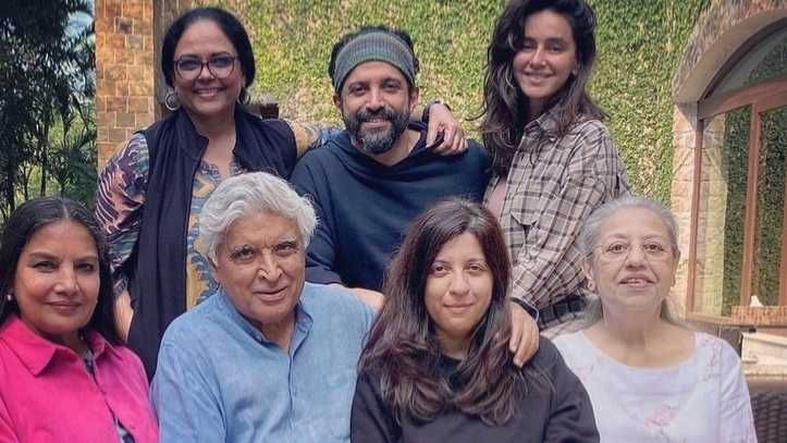 Javed Akhtar's family gets together to celebrate his birthday, pose ...