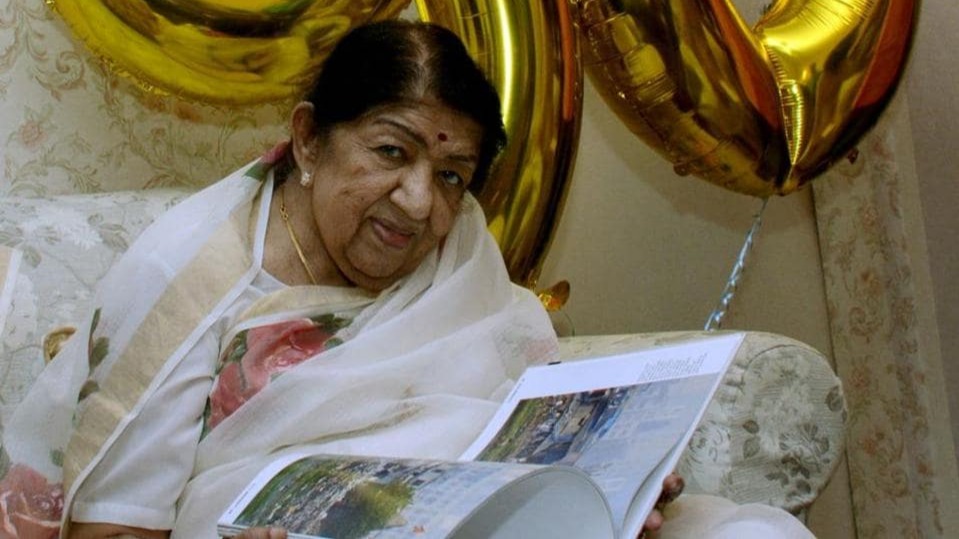 Legendary singer Lata Mangeshkar’s ashes immersed in the waters of Mumbai by her brother, niece and nephew