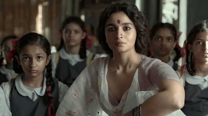 ‘गंगूबाई काठियावाड़ी’ रिव्यू: आलिया भट्ट की स्क्रीन तोड़ एक्टिंग ने उठा लिया भंसाली की फिल्म का वजन, दिल पर खटाक से लगती है कहानी