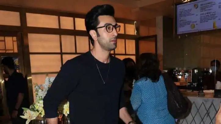 'Shaadi pe milte hain,' paparazzo tells Ranbir Kapoor post a film screening, see actor's baffled reaction