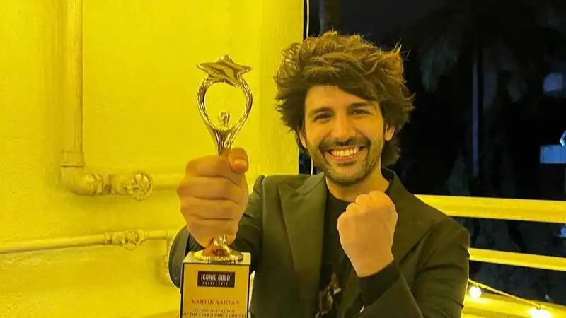 Kartik Aaryan wins Best Actor award for his portrayal of Arjun Pathak in Dhamaka at Iconic Gold Awards 2022