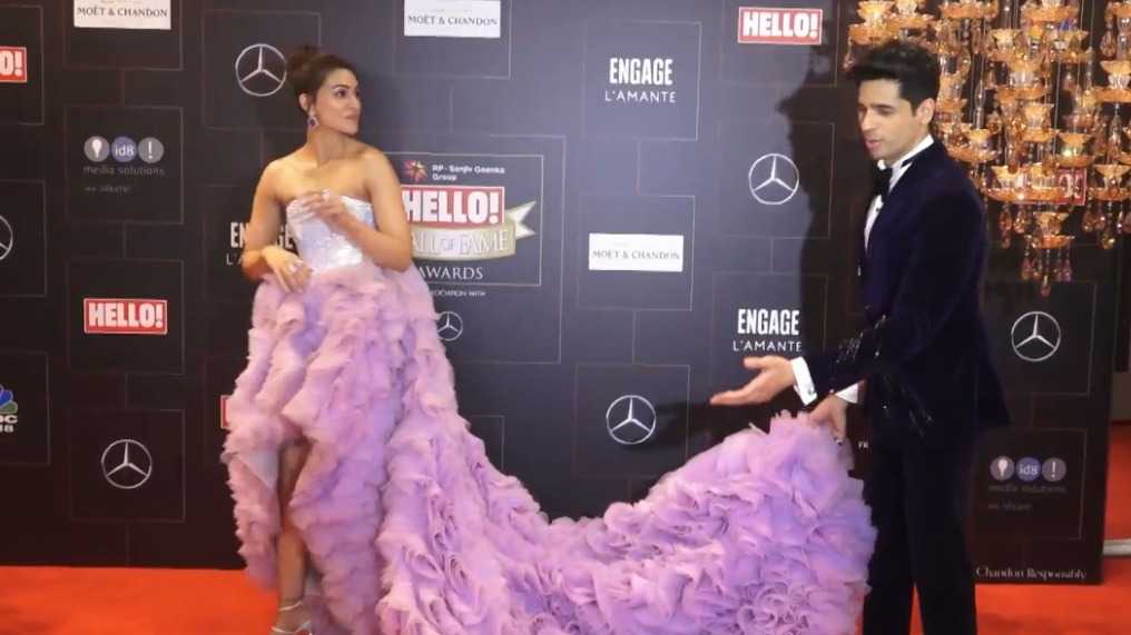 Sidharth Malhotra wins hearts as he holds the train of Kriti Sanon’s dress on the red carpet of Hello Awards 2022