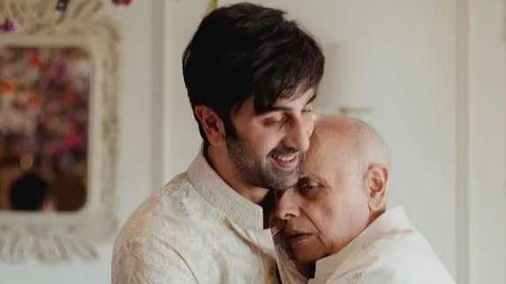 Mahesh Bhatt emotionally hugs son-in-law Ranbir Kapoor in new wedding pictures, See photos