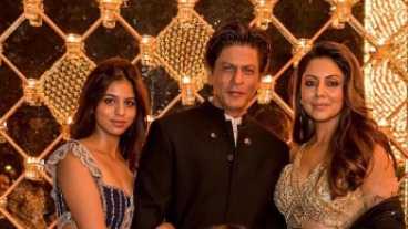 Gauri Khan enjoys The Archies themed cake to celebrate daughter Suhana Khan's Bollywood debut