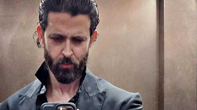 Hrithik Roshan treats fans with last selfie from his Vikram Vedha look