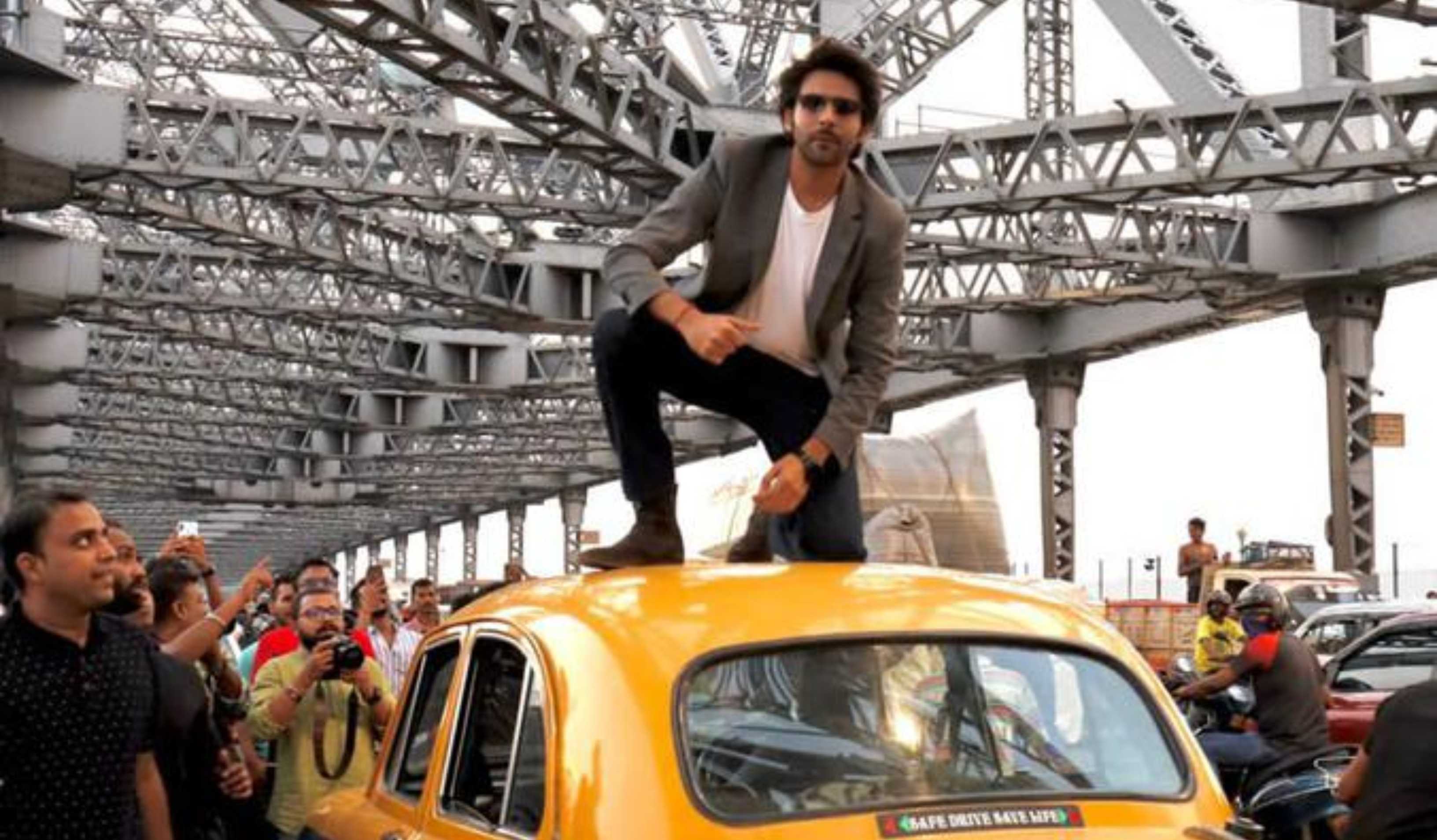 भूल भुलैया 2: कार्तिक आर्यन ने कोलकाता की येलो टैक्सी की छत पर बैठकर, हावड़ा ब्रिज से प्रोमोट की अपनी फिल्म