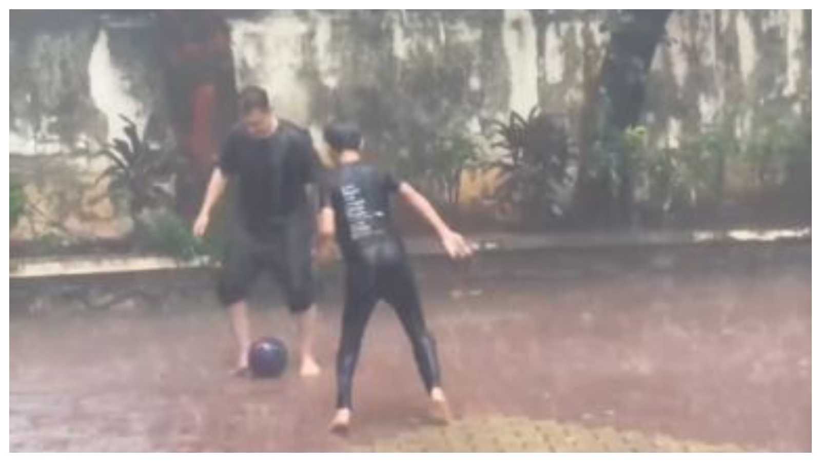 आमिर खान ने बेटे आजाद के साथ बारिश में खेला फुटबॉल, यूं नजर आईं पिता-बेटे की बॉन्डिंग