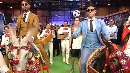 IIFA 2022: Shahid Kapoor and Farhan Akhtar leave the crowd in splits after they make an entry in donkeys, watch