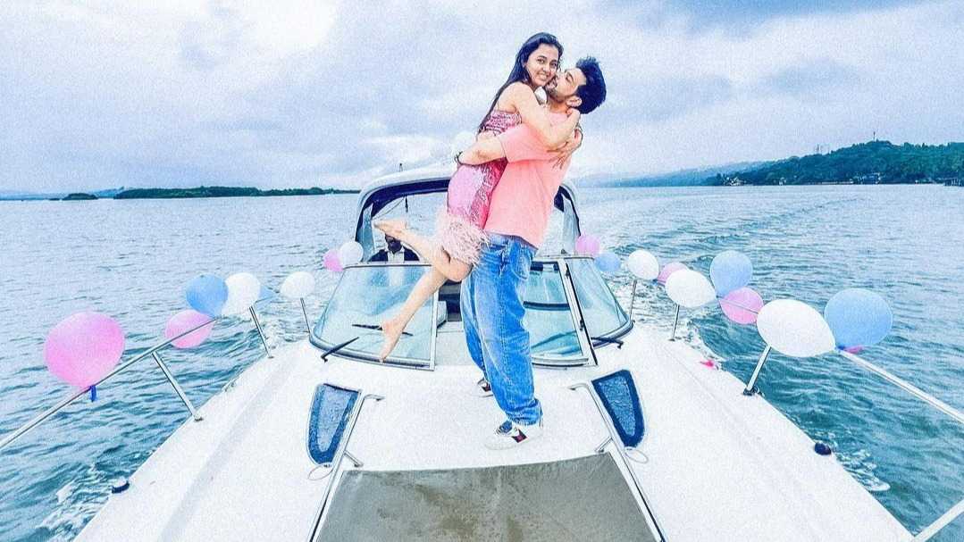 Tejasswi Prakash enjoys an intimate birthday celebration with boyfriend Karan Kundrra on a yacht; See their loved up pics