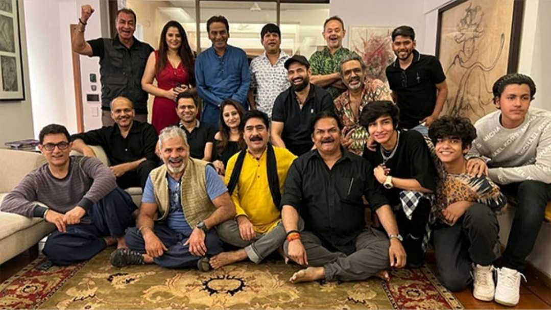 Aamir Khan reunites with the cast of Lagaan to celebrate 21 years of the film's release; Catch happy glimpses from the get together