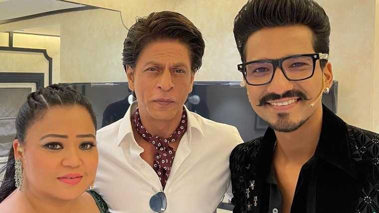 Fans can't get over this picture of Shah Rukh Khan posing with Bharti Singh and Harsh Limbachiyaa