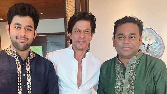 शाहरुख खान को ए आर रहमान और उनके बेटे ए आर अमीन के साथ देखकर फैन्स को याद आई ‘दिल से’