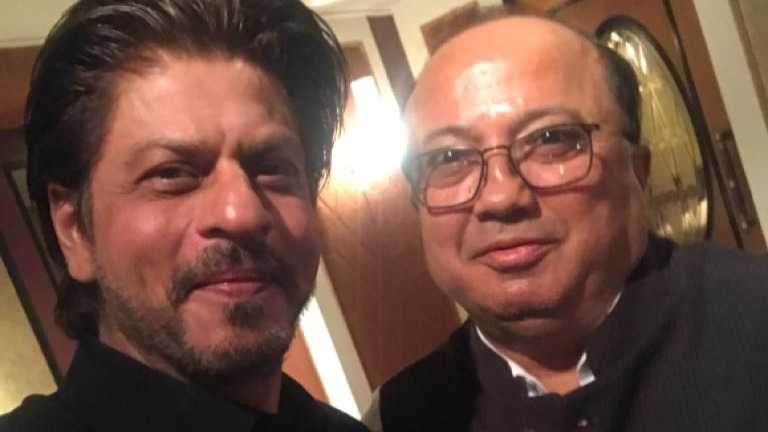 Fan who attended same school as Shah Rukh Khan shares his dad's 'selfie' with the superstar with a heartwarming back story