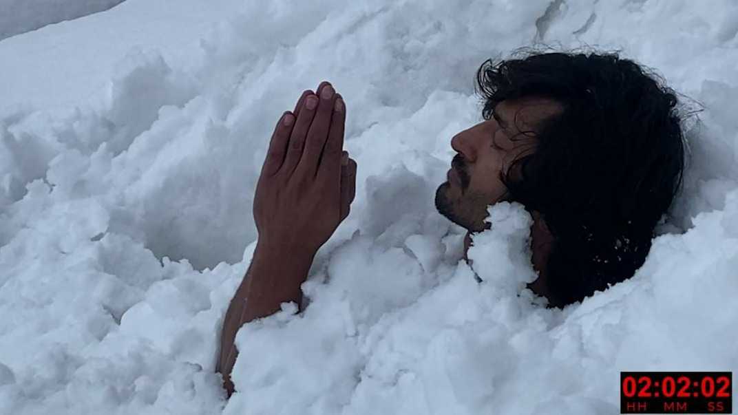 Vidyut Jammwal meditates shirtless buried 6 feet deep in snow in the Himalayas; leaves fans stunned