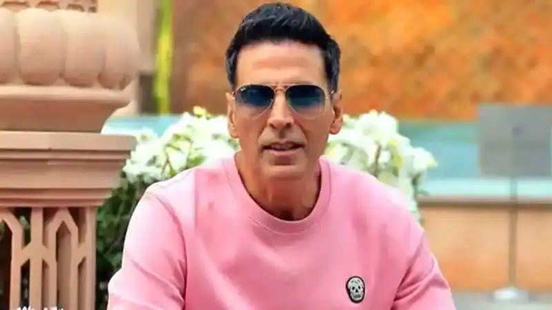 How much does Akshay Kumar pay in taxes to earn him the 'samman patra' from the Income Tax department?