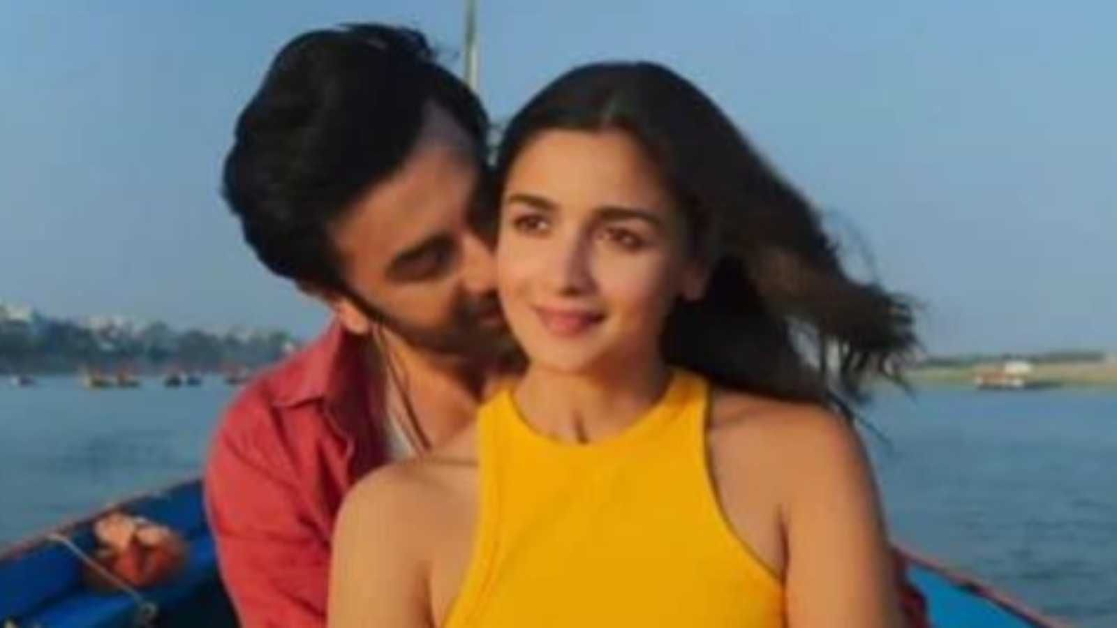 Brahmastra song Kesariya: Ranbir Kapoor and Alia Bhatt's chemistry is ...