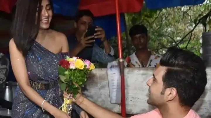 Karan Kundrra goes down on one knee for Tejasswi Prakash in front of a momo stall; fans react