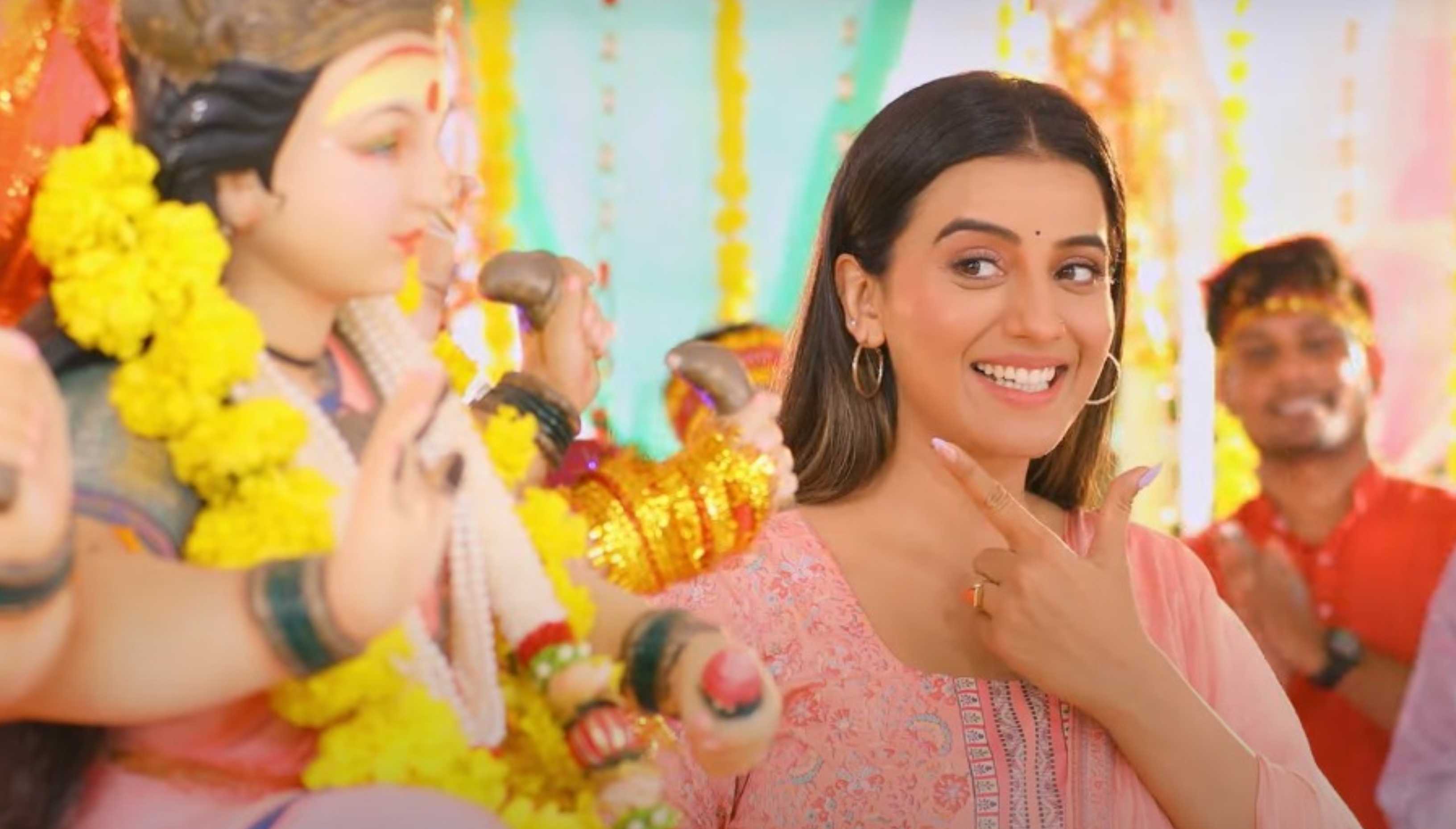 Akshara Singh’s simplicity in her new music video Mujhe Maa Diya Hai is winning hearts; watch