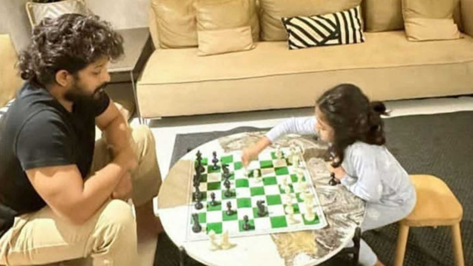 अल्लू अर्जुन ने बेटी के साथ खेला शतरंज, बाप-बेटी की क्यूटनेस पर जाएंगे फिदा