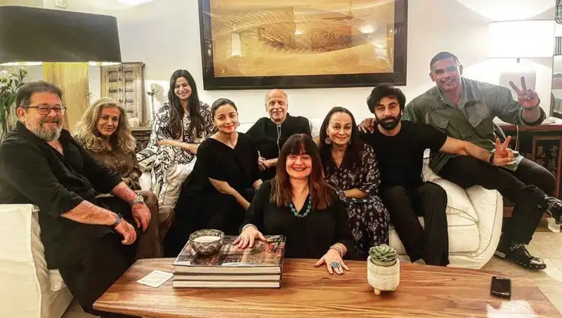 Ranbir Kapoor and Alia Bhatt twin in black with birthday boy Mahesh Bhatt; pose for a happy family photo