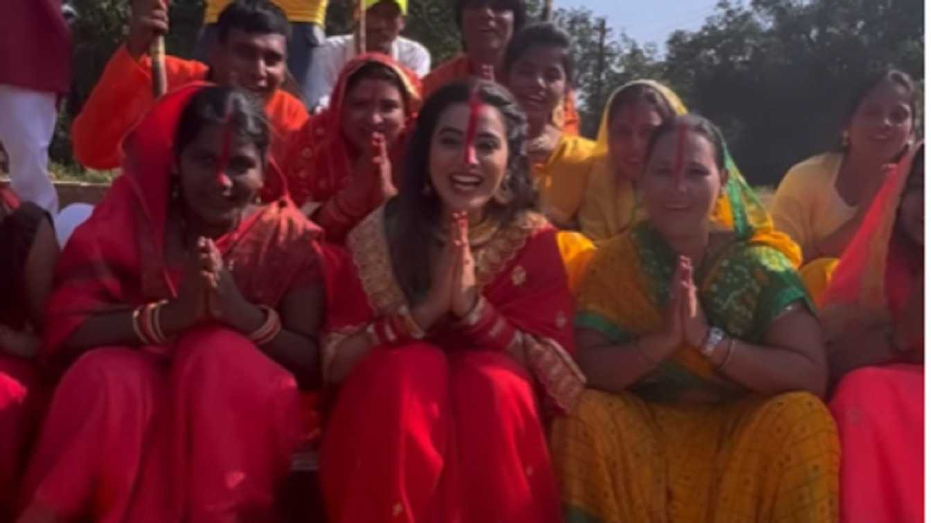 'Chhath k mahol mai happy diwali': Akshara Singh's Diwali wish invites hilarious reactions from netizens
