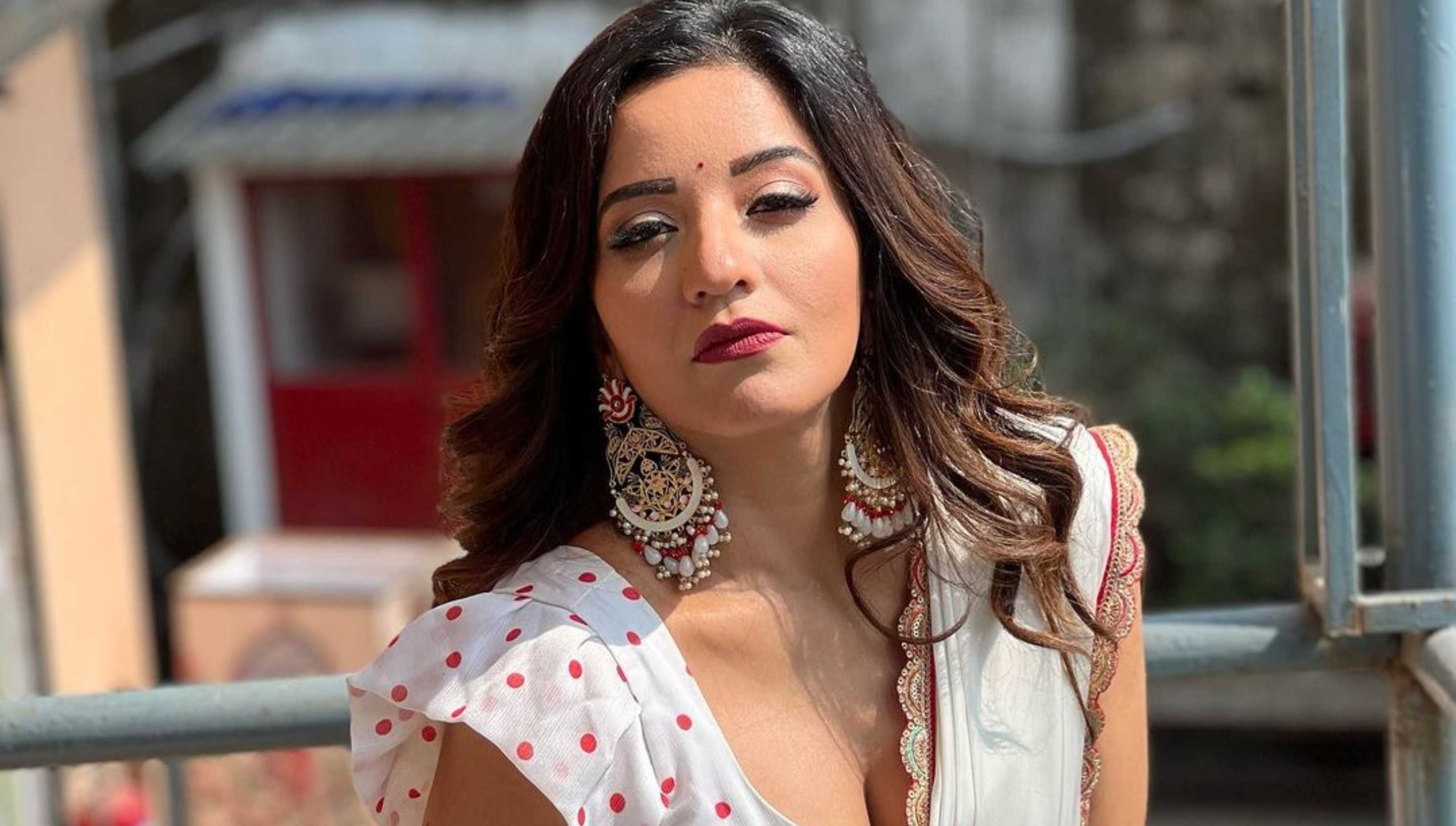 ‘Makeup ka khel hai’: Monalisa slays in a white saree, but gets brutally trolled for using excessive makeup