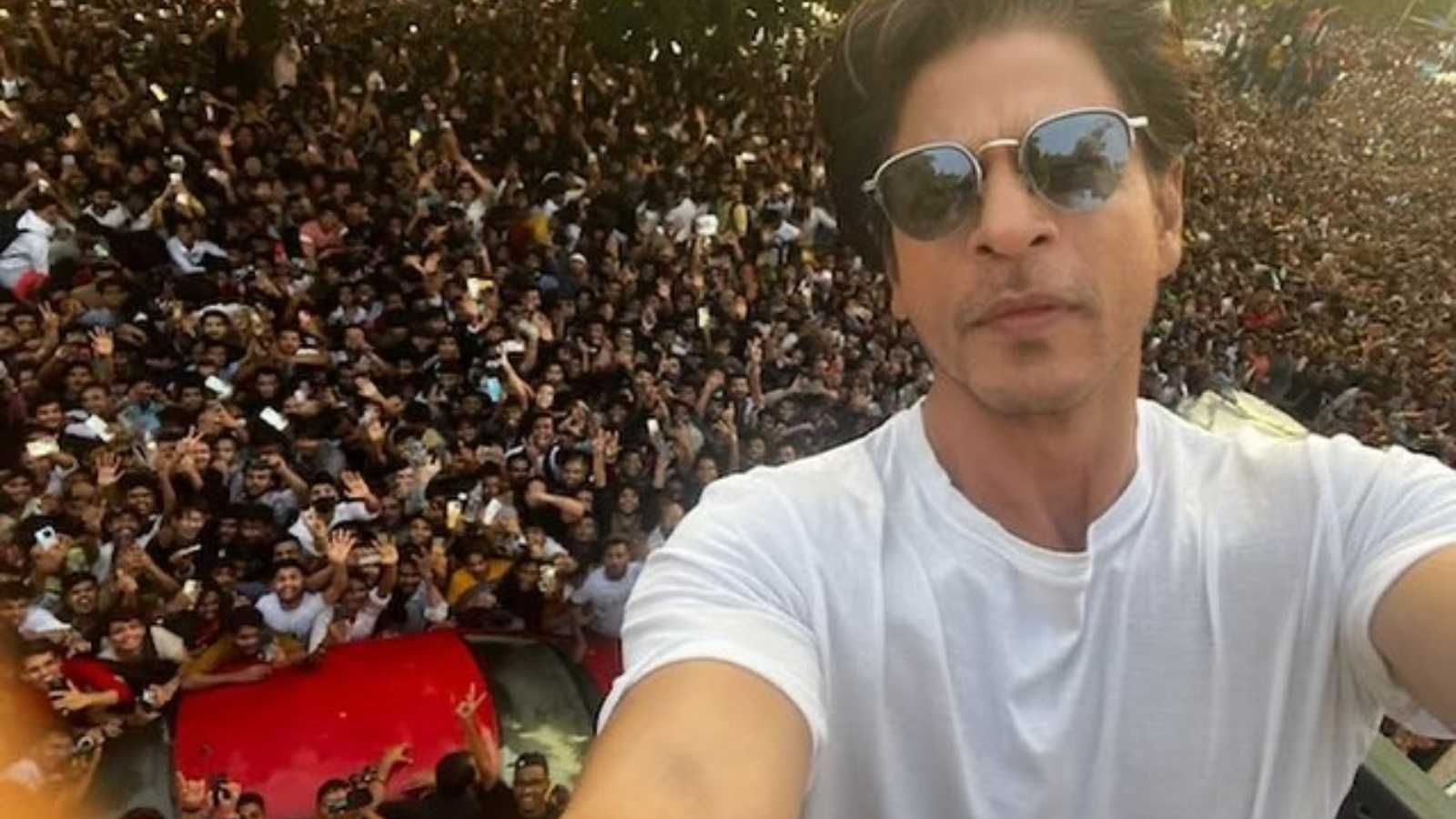 Shah Rukh Khan Reveals Son Abram S Reaction To The Big Crowd That Gathered To Wish Him On 57th
