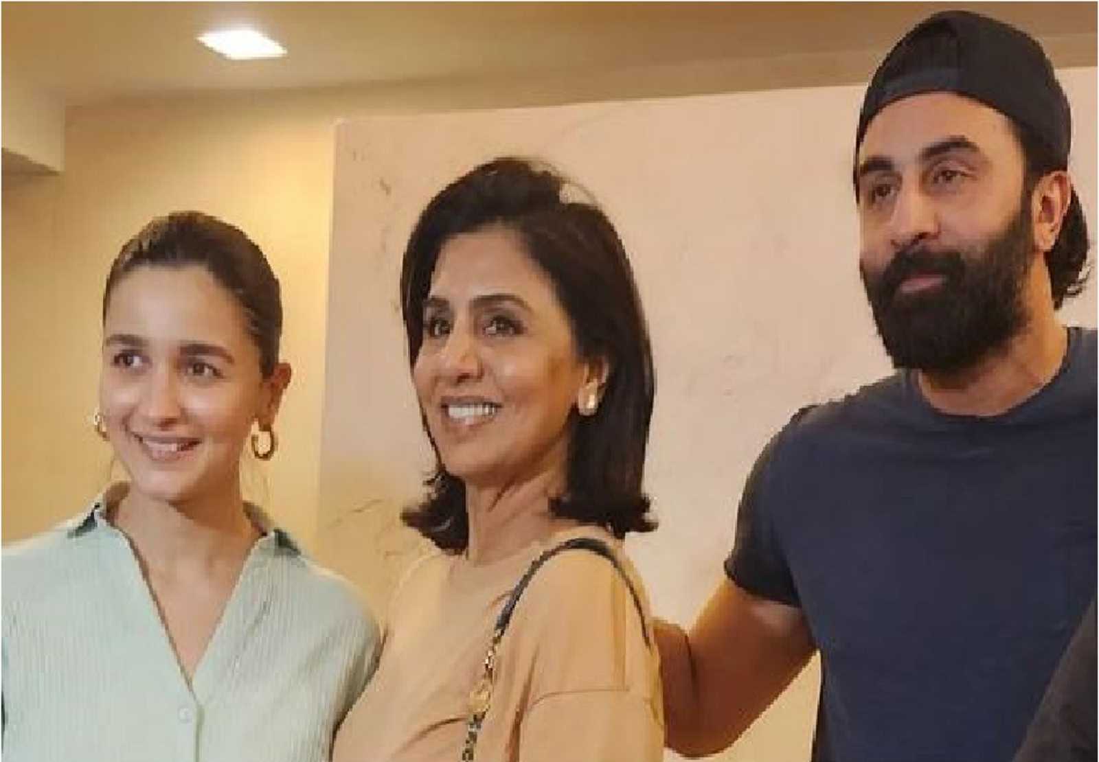 Ranbir Kapoor and Alia Bhatt treat paparazzi with first picture of Raha Kapoor, netizens react, 'kaha h pic baby ki, humare liye bhi....'