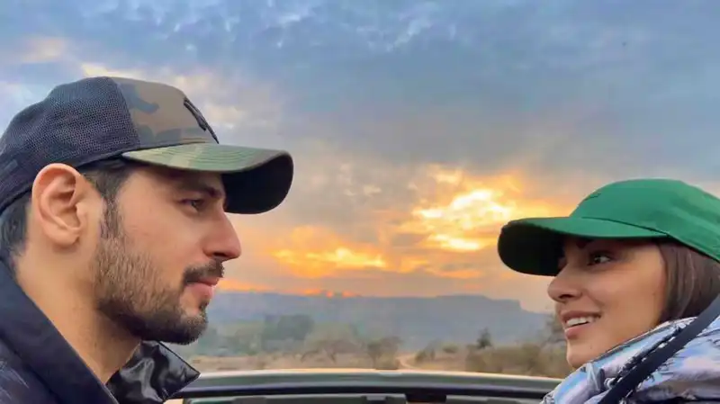 Kiara Advani is lost in birthday boy Sidharth Malhotra’s eyes in unseen snap from their romantic holiday