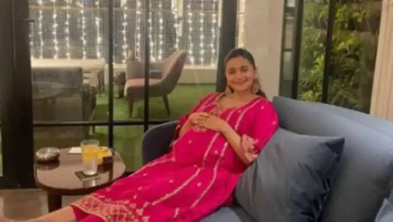 Alia Bhatt  baby bump