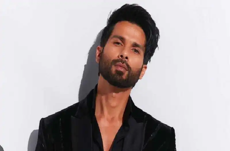 Shahid Kapoor gets trolled as a fan touches his feet: 'Yeh itna mahan kab se ho gya'