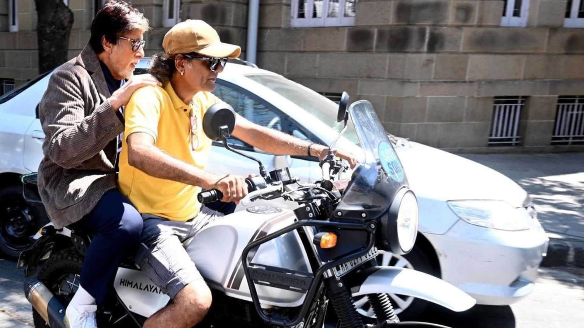 गाड़ी से उतरकर अमिताभ बच्चन एक अनजान की बाइक पर बैठे, कारण जीत लेगा दिल