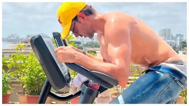 Hrithik Roshan flaunts his chiseled biceps as he soaks up 'dhoop', hints at Krissh 4 preparation