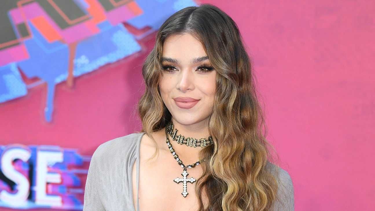 Bills QB Josh Allen Makes Out With Hailee Steinfeld on Romantic Mexican  Getaway