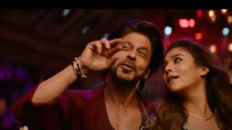 Shah Rukh Khan and Nayanthara in Not Ramaiya Vastavaiya song 