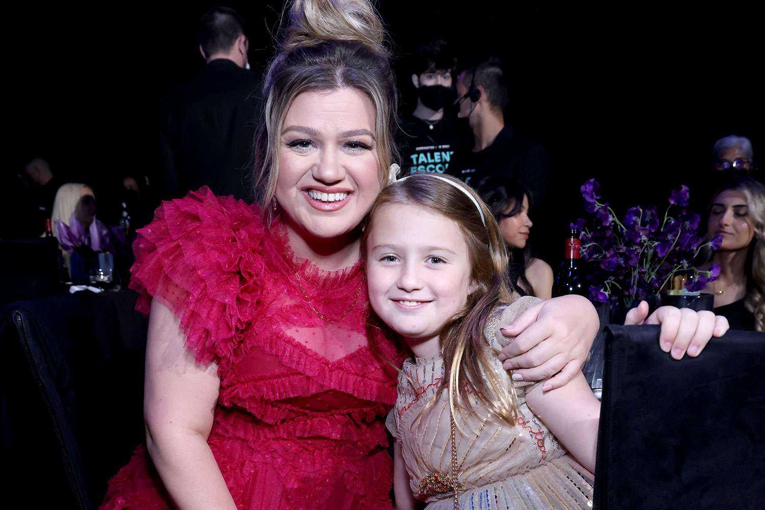 Kelly Clarkson and Her Daughter River Rose (Source: People)