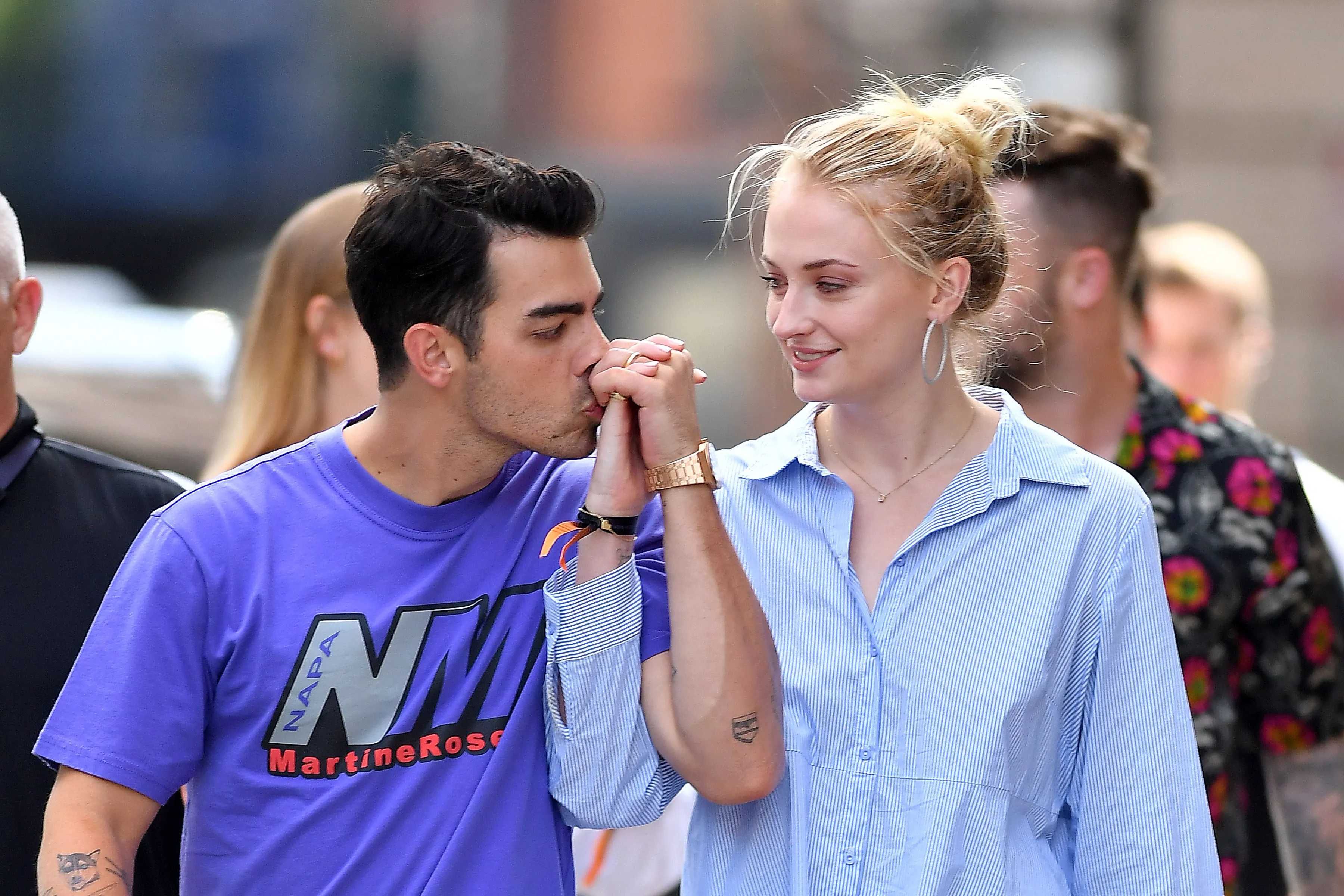 The Emotional Roller Coaster Sophie Turner And Joe Jonas 24 Hour Breakup Before Vegas Vows