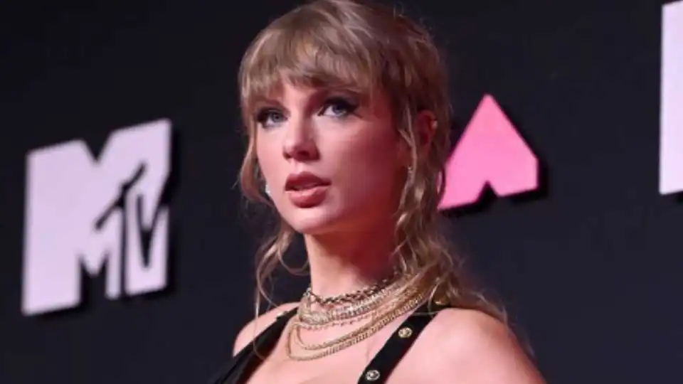 Taylor Swift wins big at the VMA Awards