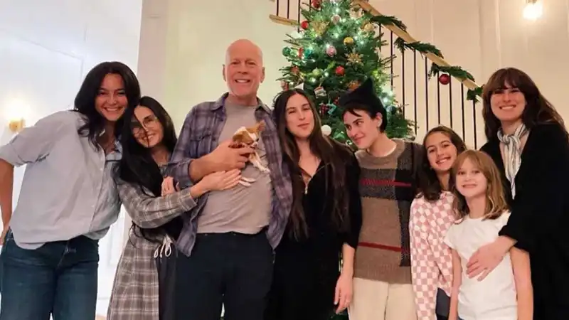 Bruce Willis with his family (Source: Fox news)