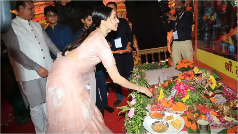 <p>Shraddha Kapoor offers prayers during Navratri celebrations</p>