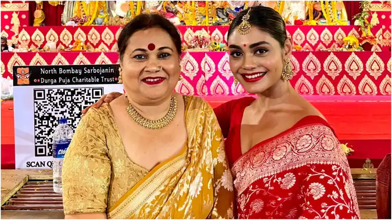 <p>Sreejita De with her mother at a Durga Puja pandal</p>