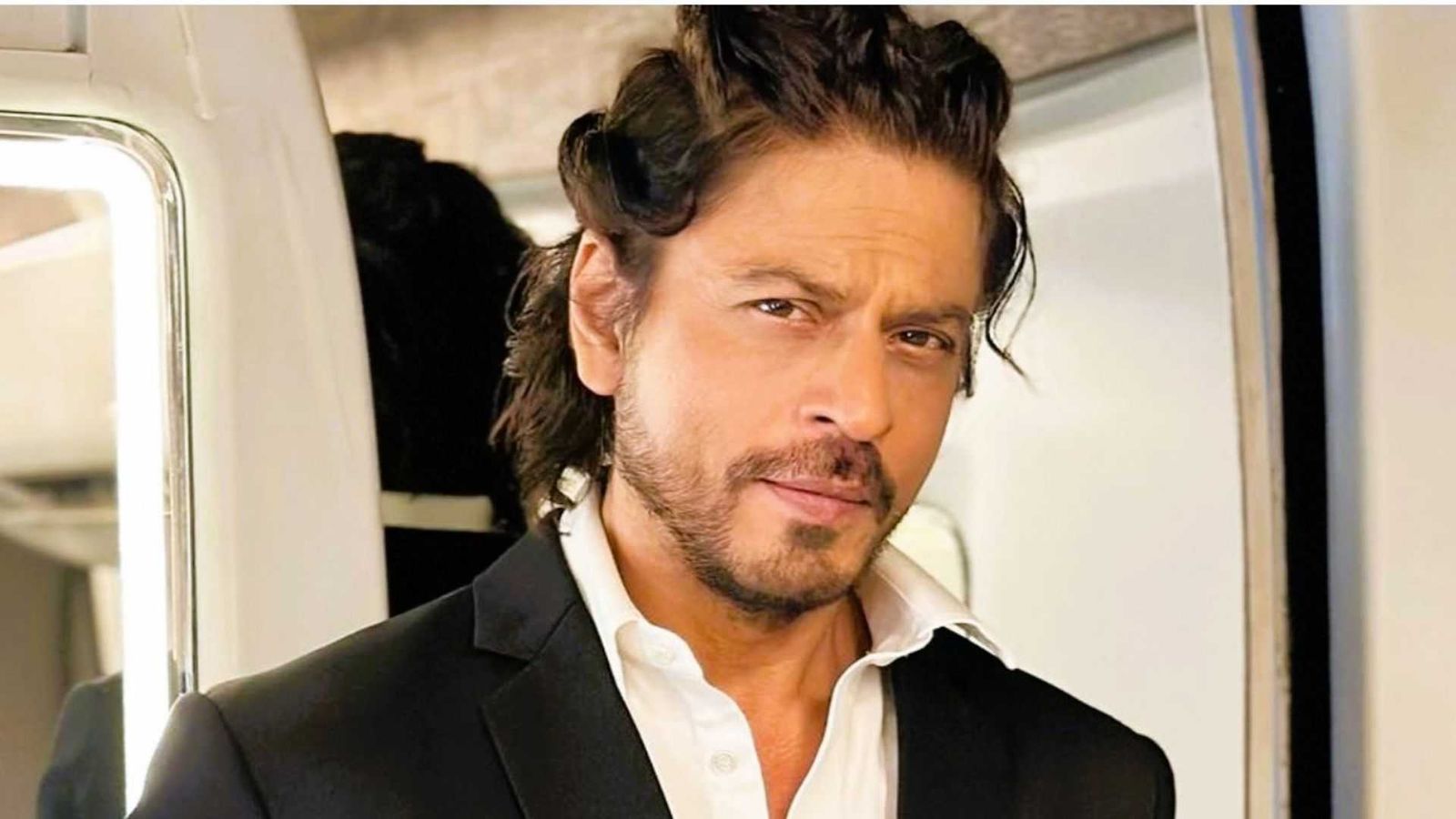 <p>SRK spotted shooting amid death threats.</p>
