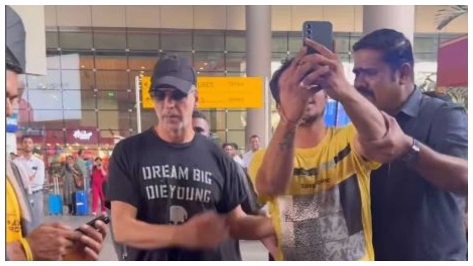 'He is so humble': Akshay Kumar wins hearts as he obliges fans with selfies at airport despite bodyguards' interference