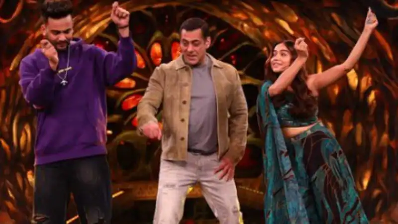 Elvish Yadav and Manisha Rani with Salman Khan