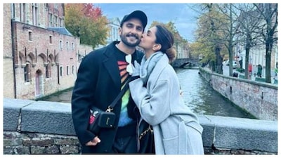 Ranveer Singh and Deepika Padukone celebrate 5th wedding anniversary with a kiss during holiday