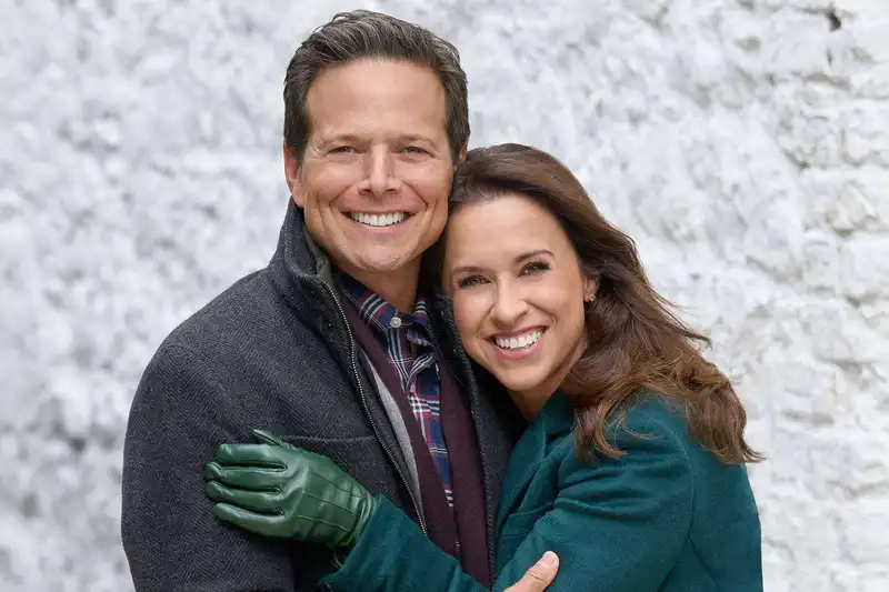 Scott Wolf & Lacey Chabert (Source: People)