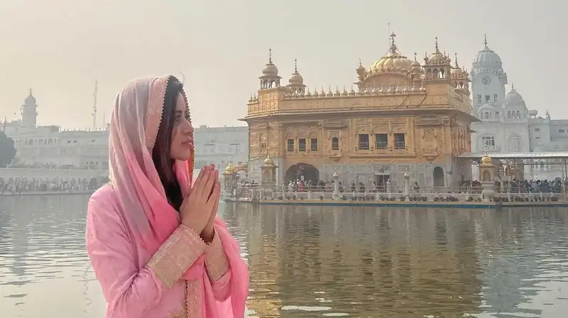 Uorfi Javed visits the Golden Temple, wins the internet with her outfit; fans say ‘get a girl who can do both’
