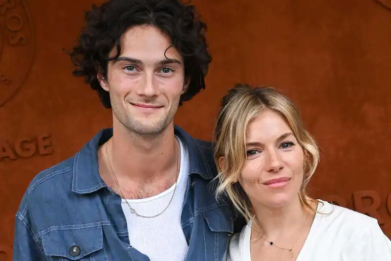 Sienna Miller and Oli Green (Source: Peopel)